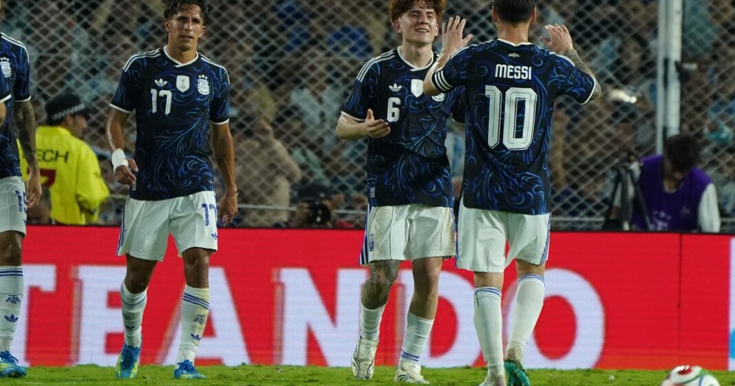 Valentín Barco celebrando su primer gol con la selección argentina en La Bombonera.