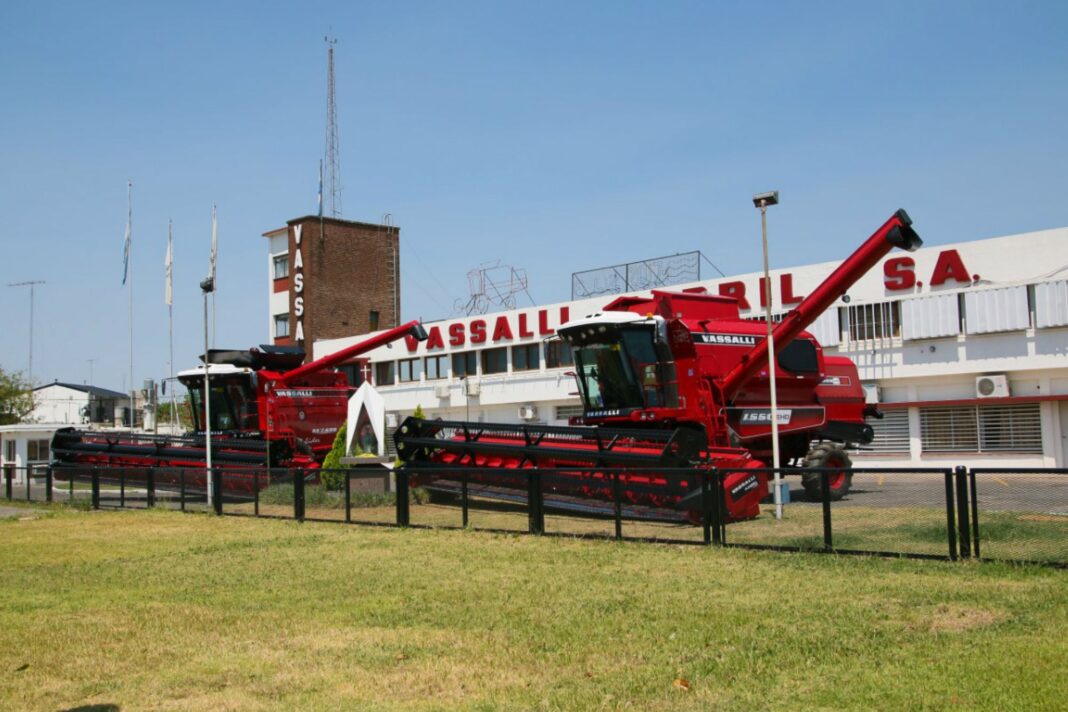 Fachada de la fábrica de cosechadoras Vassalli en Firmat, Santa Fe.