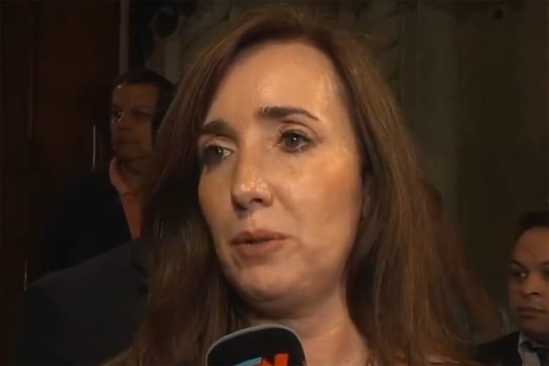 Victoria Villarruel hablando con periodistas fuera de una iglesia.
