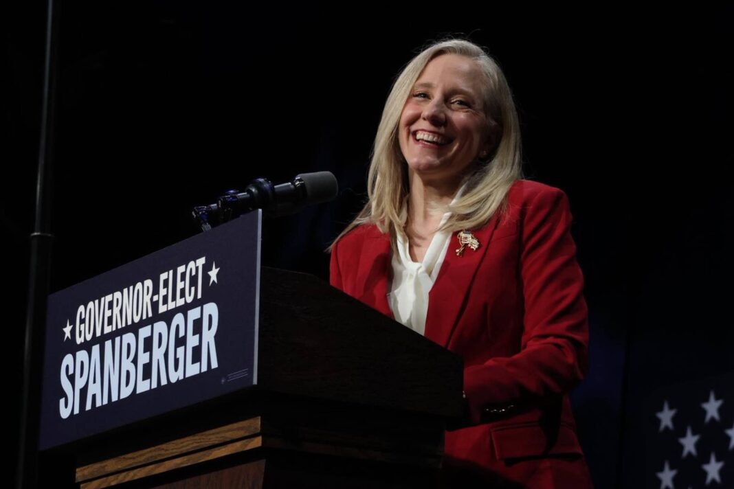 Gobernadora Abigail Spanberger firmando leyes en su despacho
