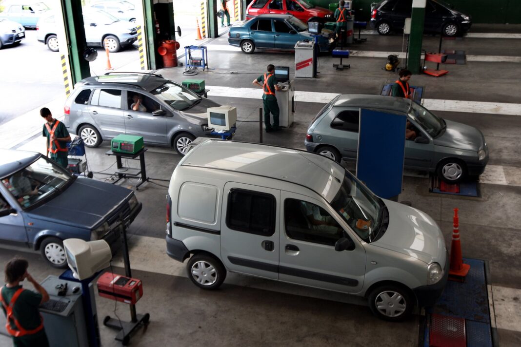 Auto realizando la Verificación Técnica Vehicular (VTV) en un centro de control