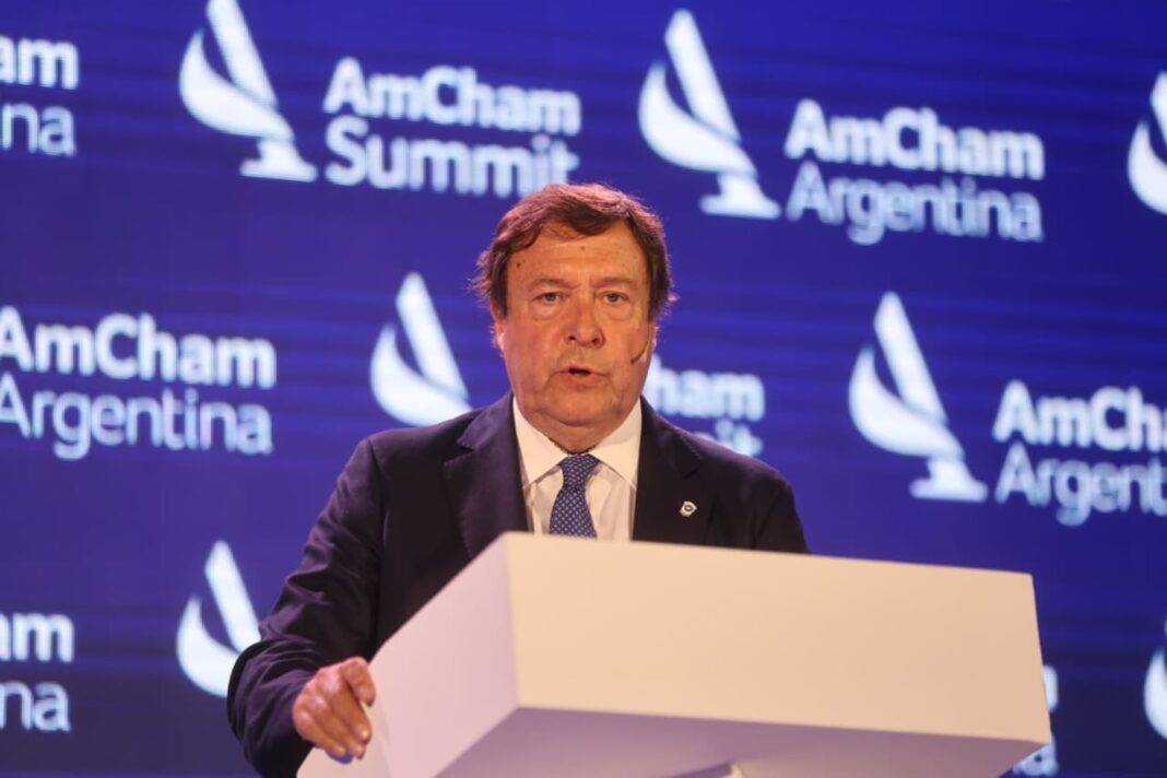 Alberto Weretilneck, gobernador de Río Negro, durante un anuncio público.