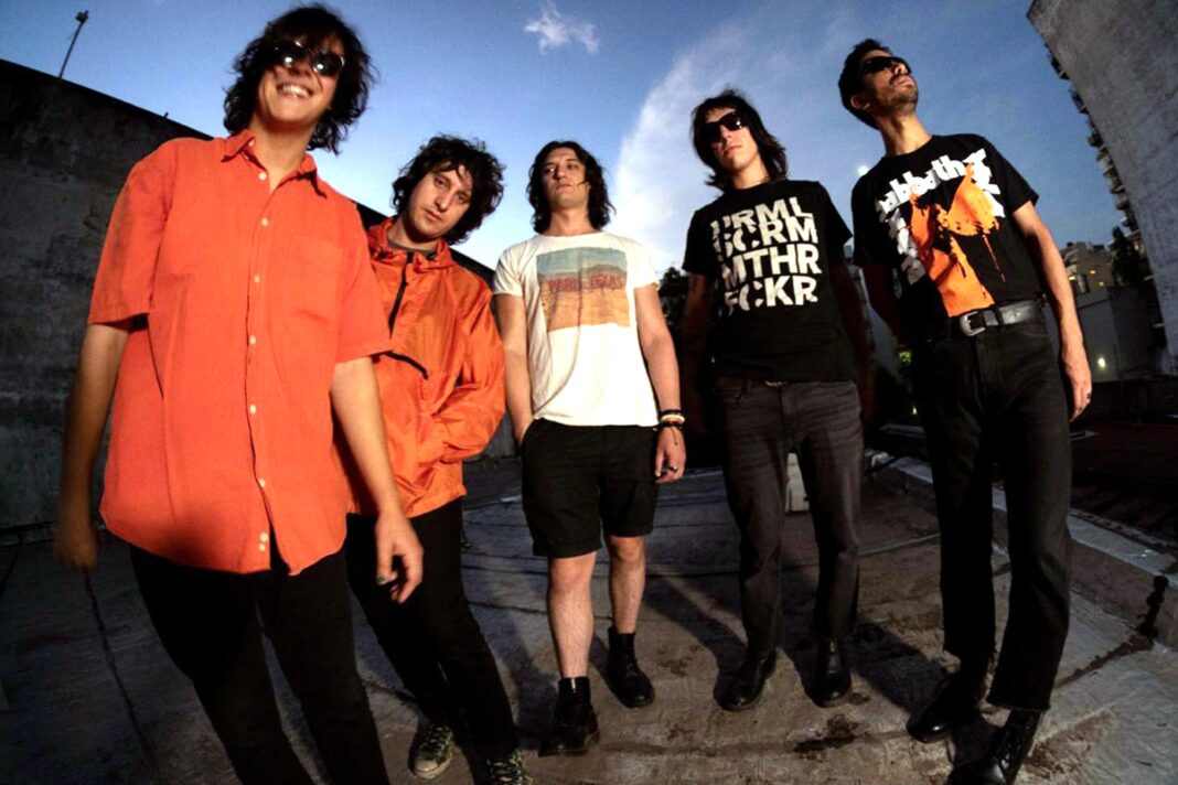 Integrantes de la banda argentina Winona Riders en un escenario durante una presentación en vivo.