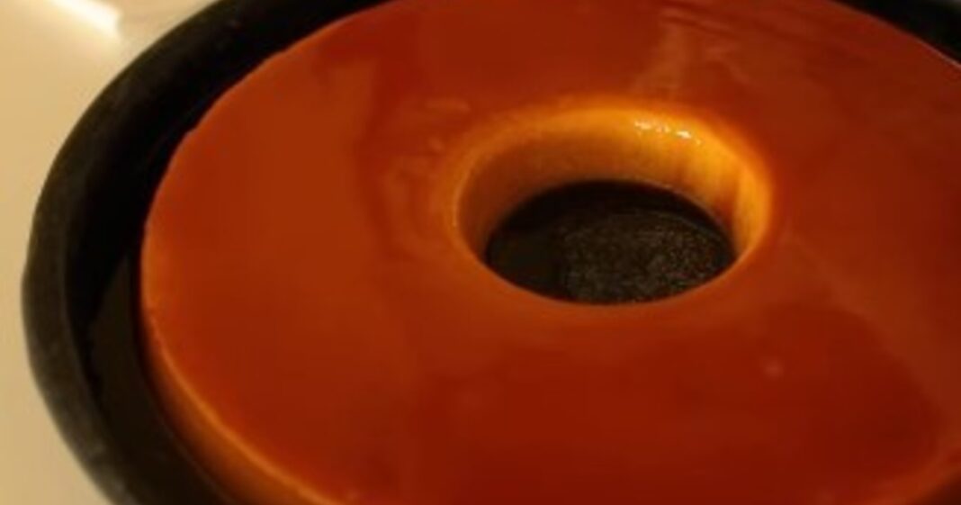 Flan casero cremoso desmoldado en un plato, siguiendo la receta de Celina Uzcudun compartida por Ximena Sáenz.