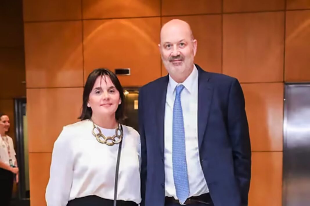 Documentos sobre adjudicación a María Josefina Rouillet para capacitación en Cancillería