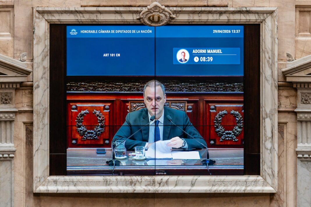 Manuel Adorni en conferencia de prensa con gesto serio