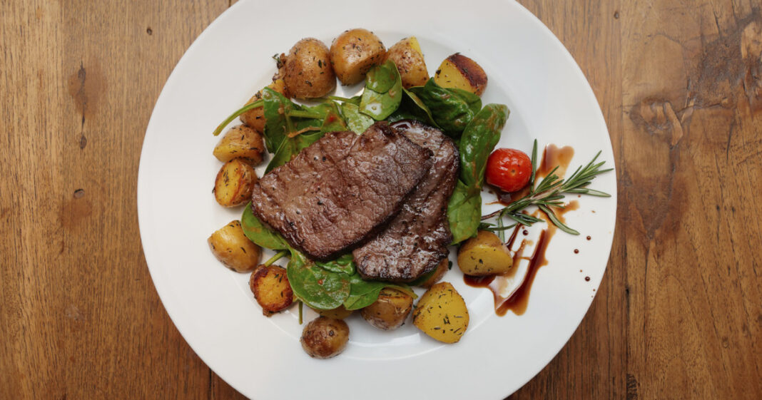 Plato con pescado y carnes magras, fuentes naturales de creatina