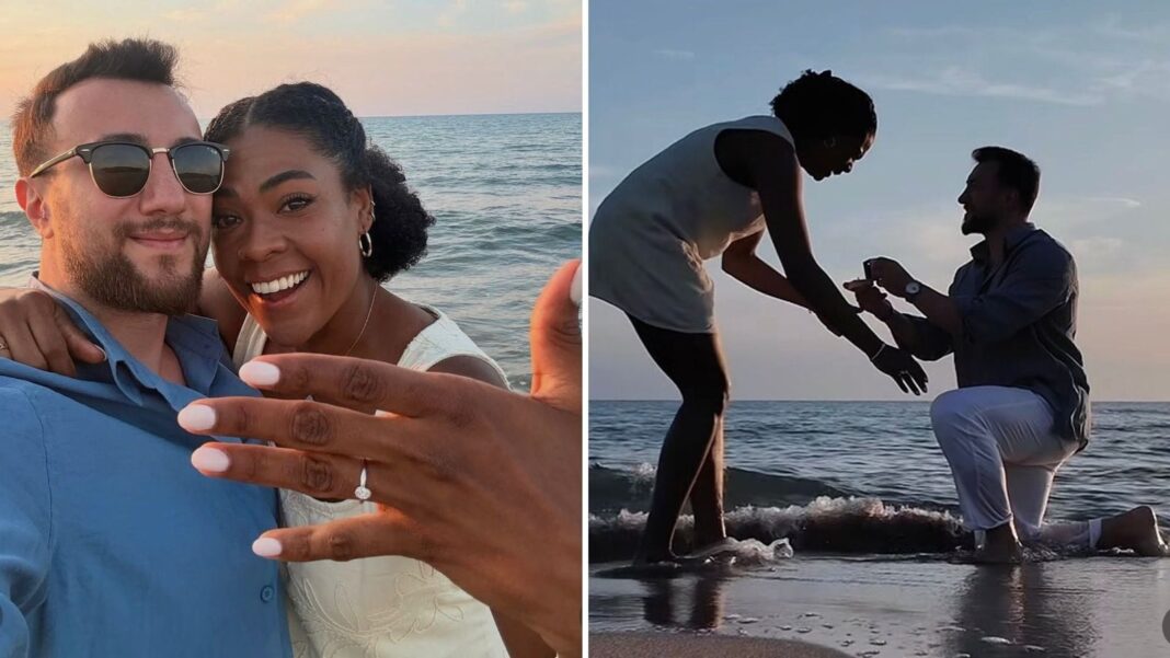 Ángela Leyva mostrando el anillo de compromiso en la playa