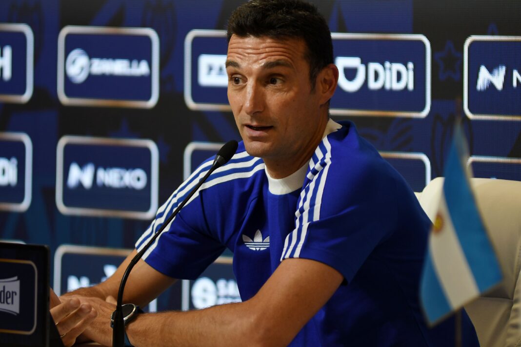 Lionel Scaloni dirigiendo a la Selección Argentina en un entrenamiento previo al Mundial 2026