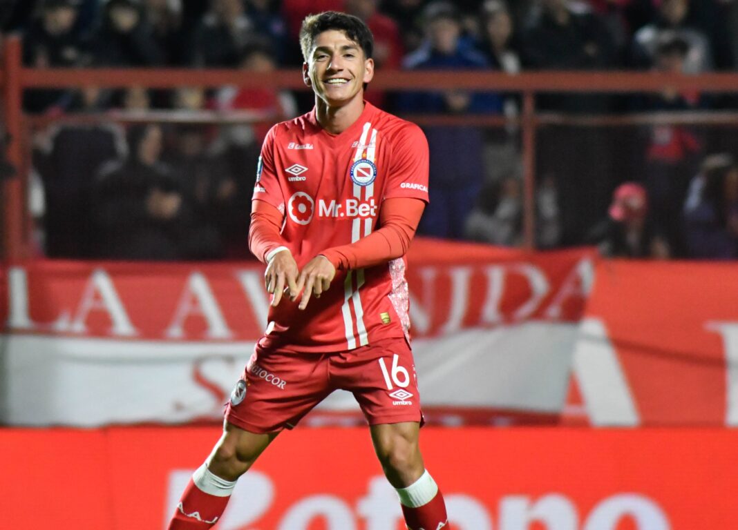Alan Lescano celebrando el gol con sus compañeros de Argentinos Juniors