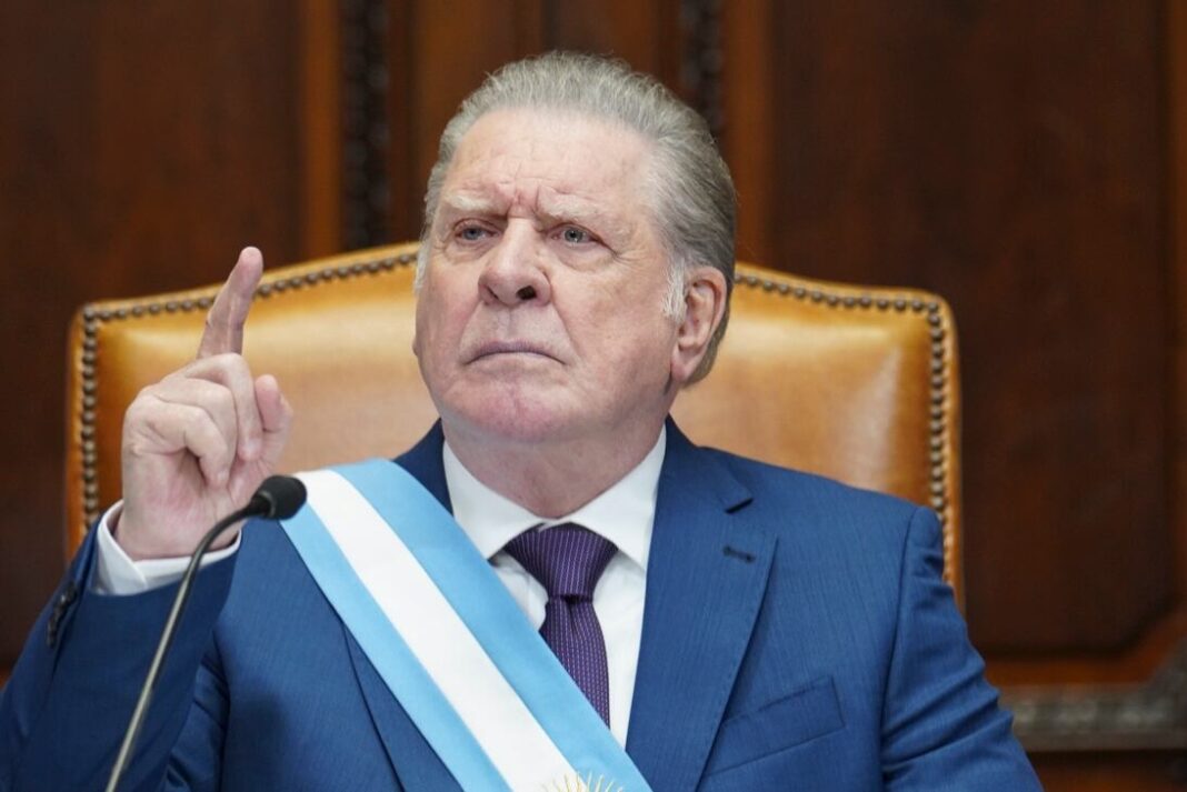 Arturo Puig sonriente en una escena de la serie El encargado