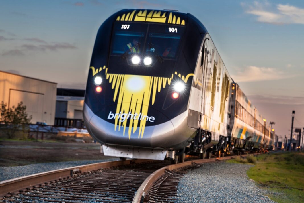 Tren Brightline en Florida con pasajeros abordando