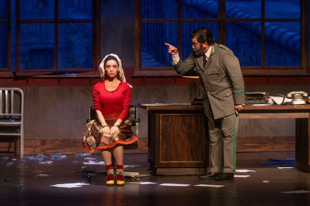 Escena de la obra Berlín Berlín en el Teatro Apolo con actores en vestuario de época