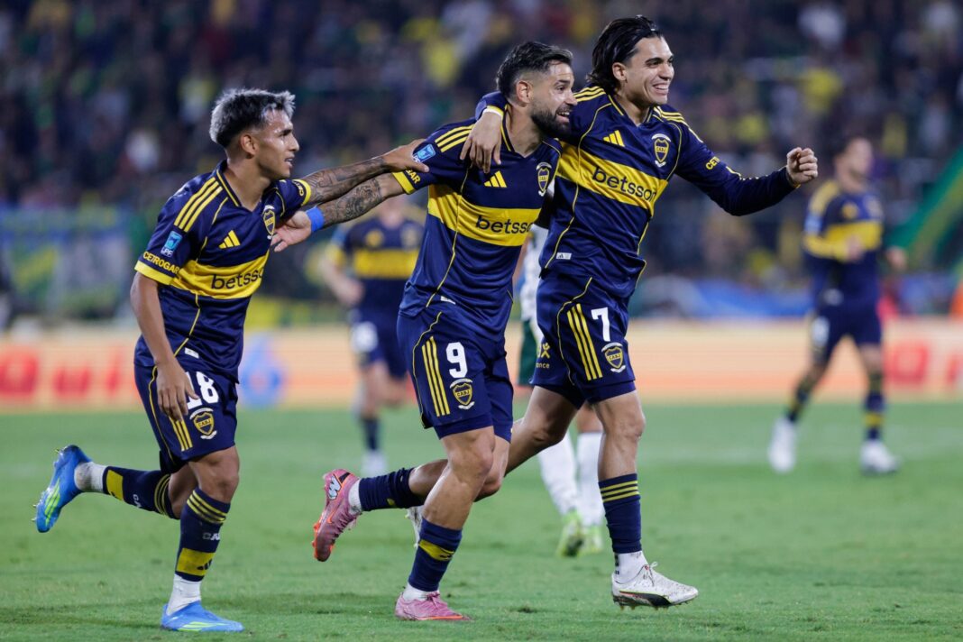 Estadio Alberto J. Armando (La Bombonera) con el escudo de Boca Juniors antes de un partido de Copa Libertadores