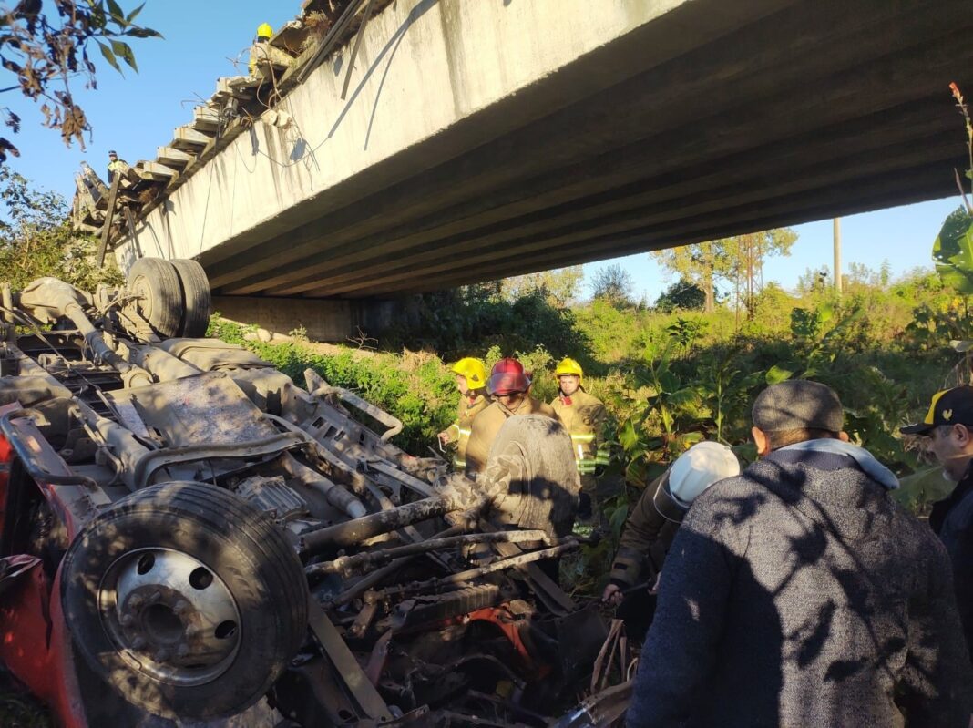 Camión volcado en el lecho del río tras caer desde un puente en Tucumán