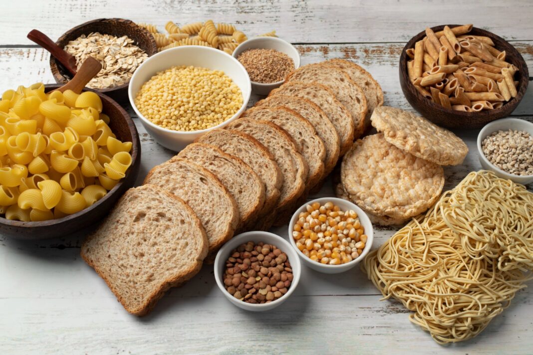 Plato con alimentos ricos en carbohidratos saludables y fáciles de digerir
