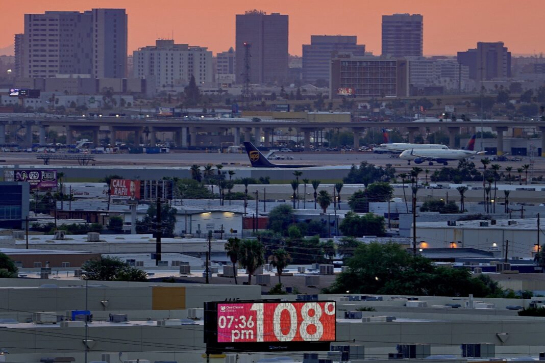 Refugio contra el calor extremo en Phoenix con cooltainers y estaciones de hidratación