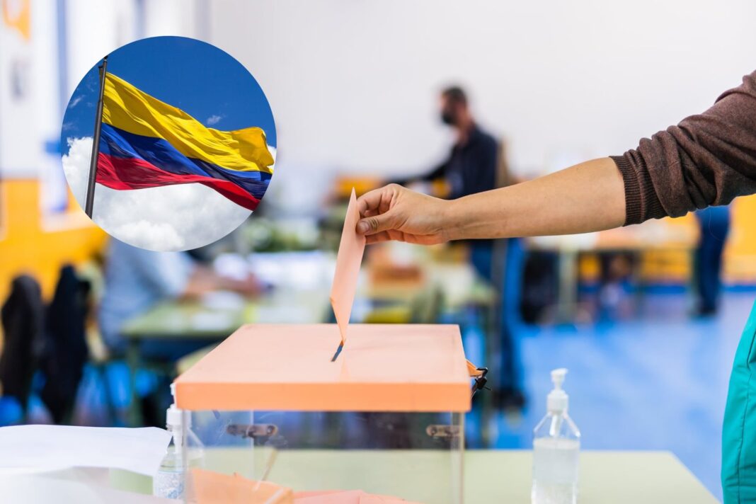 Urna electoral de Colombia con bandera colombiana de fondo