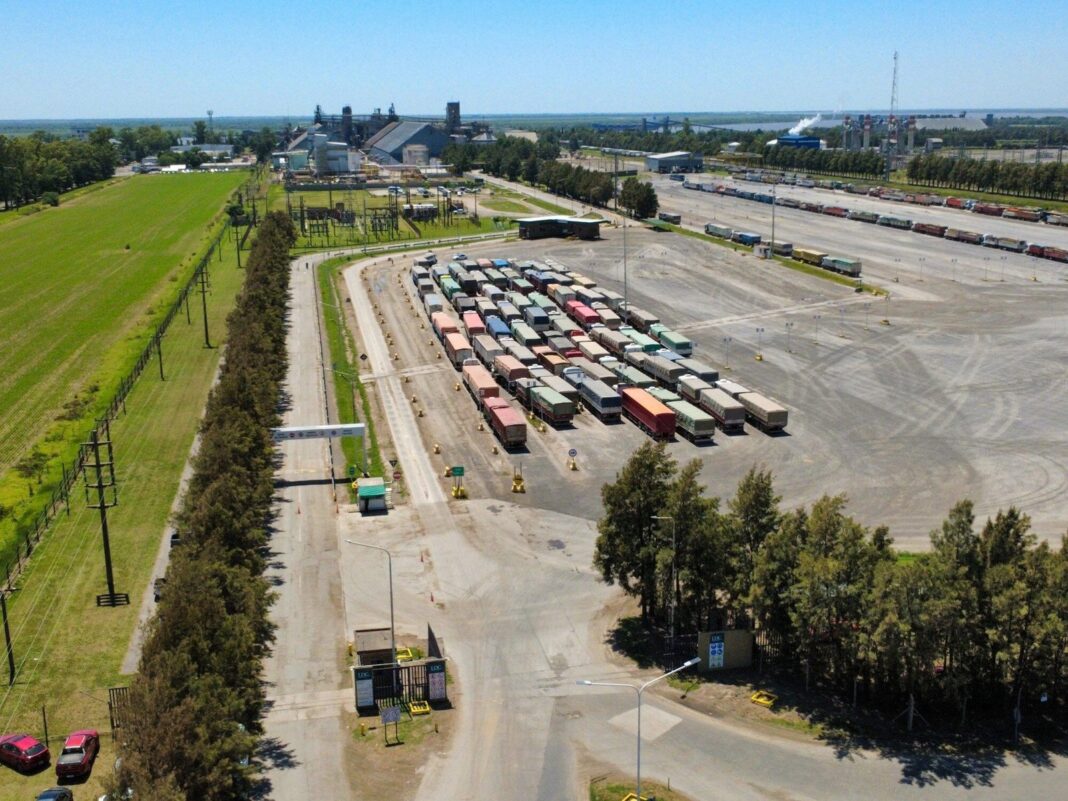 Trabajadores aceiteros en una terminal portuaria durante un paro en San Lorenzo