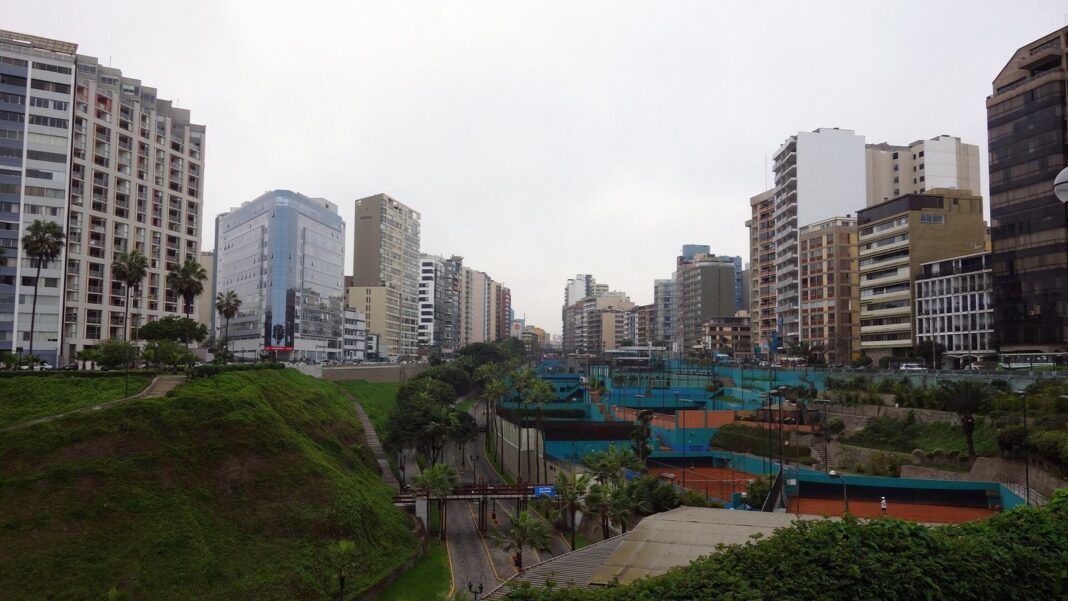 Vista de la ciudad de Lima con cielo nublado y edificios al fondo