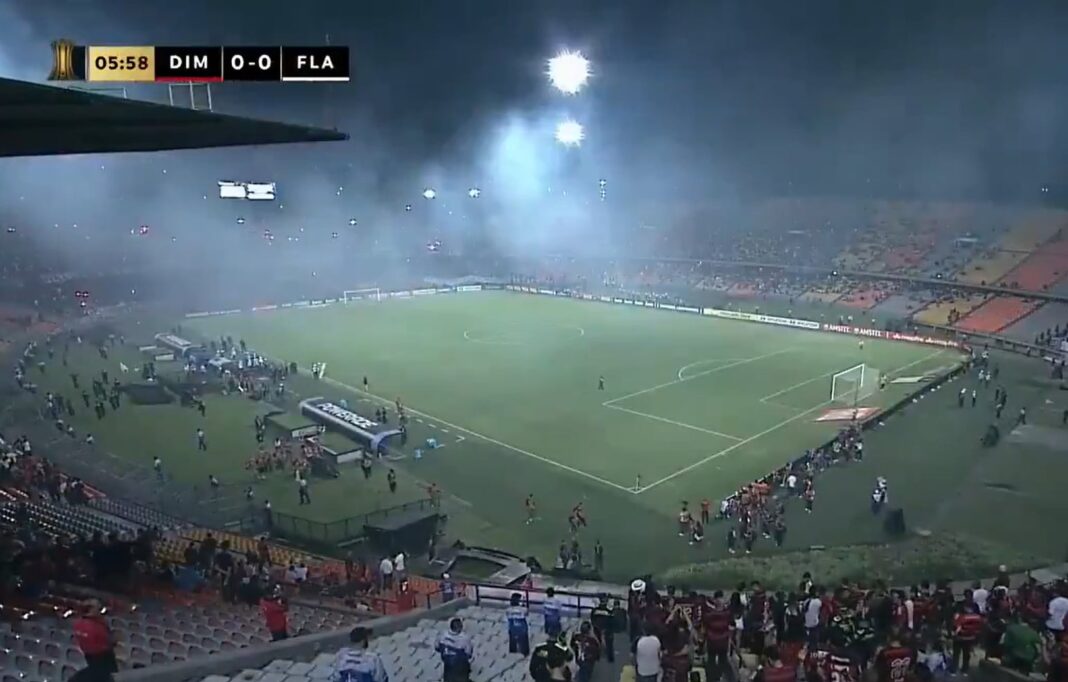 Humareda en las tribunas del estadio Anastasio Girardot durante el partido suspendido entre Independiente de Medellín y Flamengo