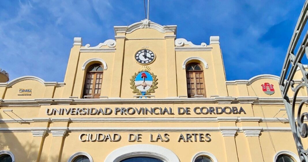 Vista panorámica de la ciudad de Córdoba con el cartel del congreso sobre soledad no deseada