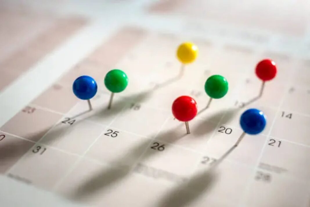 Calendario con la fecha 21 de mayo y hojas de té