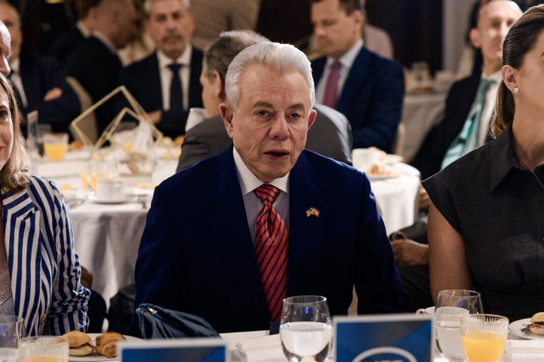 Embajador de Estados Unidos en España Benjamin León durante un desayuno informativo