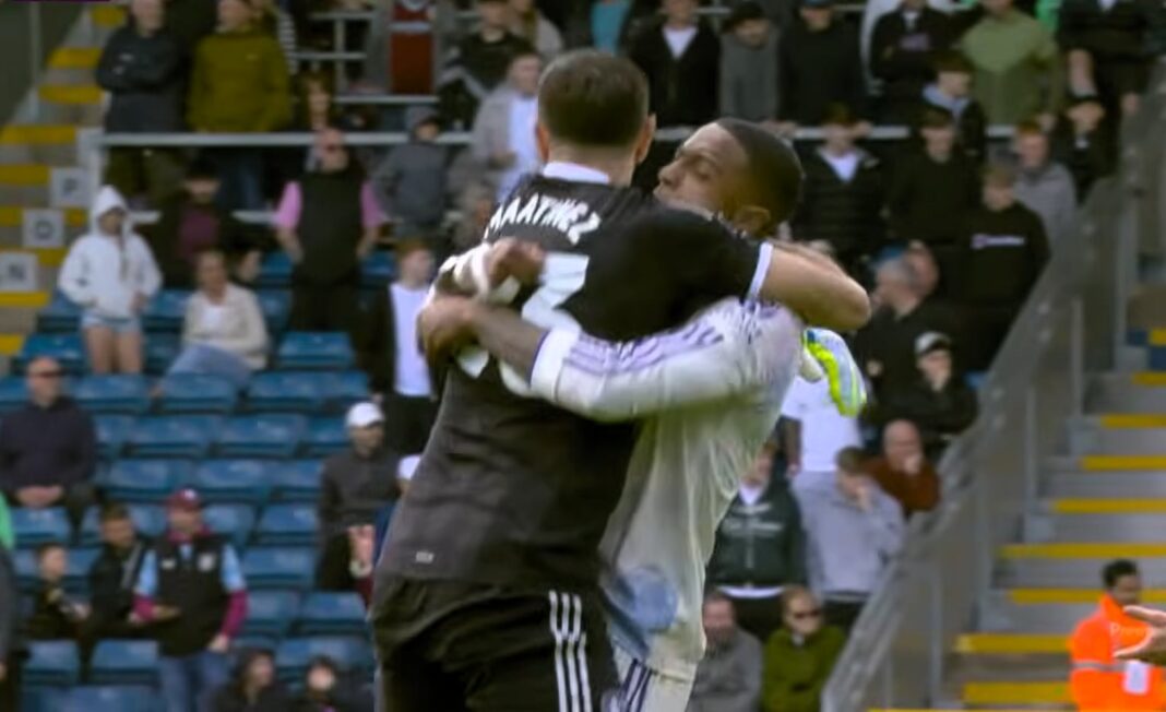 Emiliano Dibu Martínez celebrando una jugada durante el partido Aston Villa vs Burnley