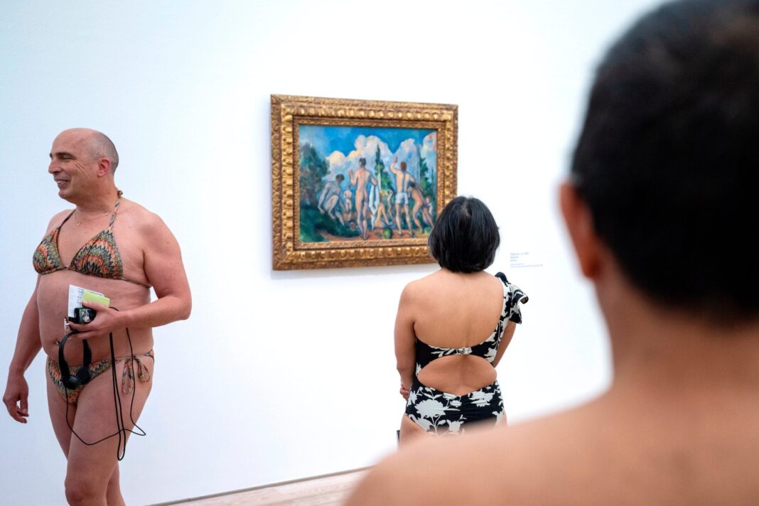 Visitantes en traje de baño recorriendo la exposición de Paul Cézanne en la Fundación Beyeler