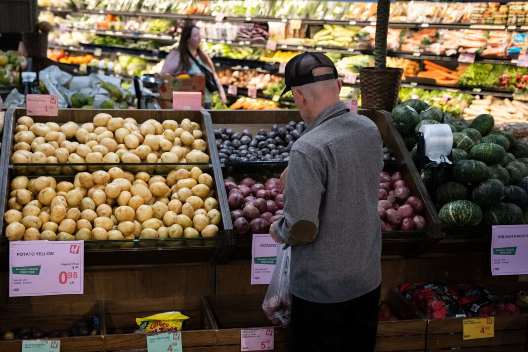 Personas comprando en un supermercado con productos en oferta