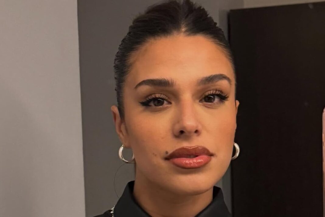 Euge Quevedo en el escenario del Movistar Arena junto a Ricardo Arjona