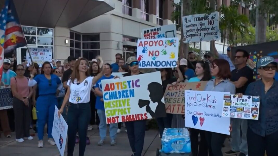 Protesta frente a la Agencia para la Administración del Cuidado de la Salud en Doral, Florida