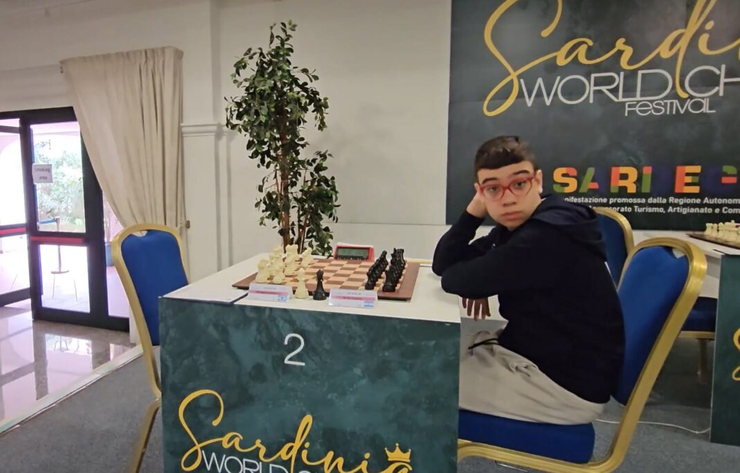 Faustino Oro jugando ajedrez en un torneo