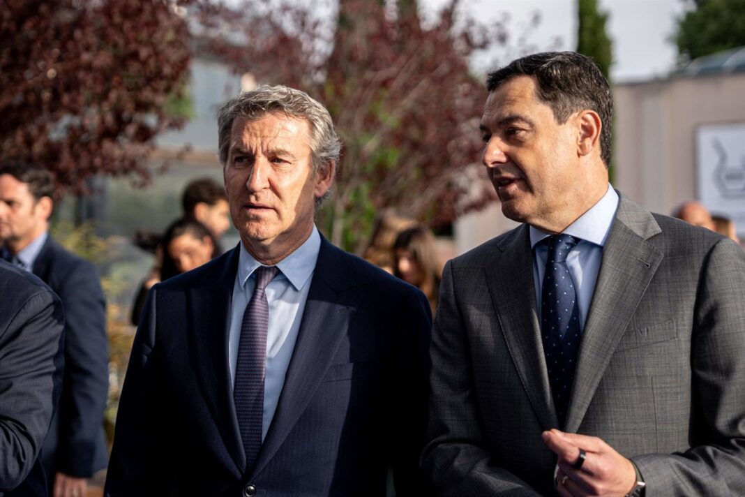 Alberto Núñez Feijóo y Juanma Moreno en la sede del PP en Madrid