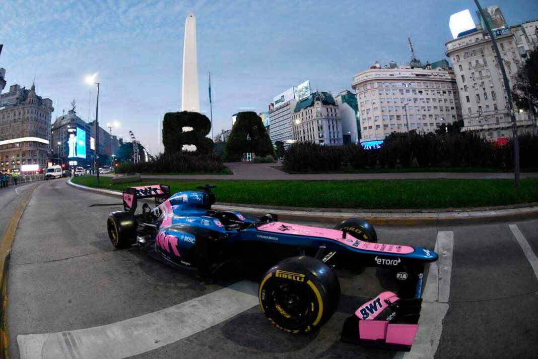 Franco Colapinto al volante de un Lotus de Fórmula 1 durante exhibición en Palermo