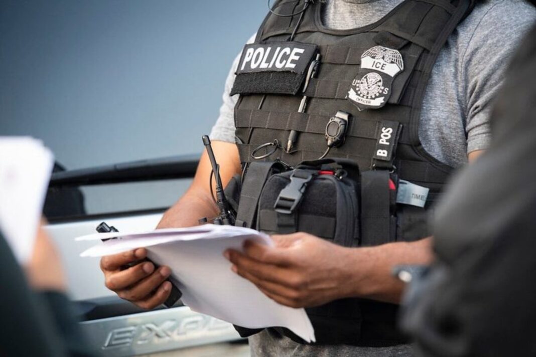 Beneficiario de DACA mostrando su tarjeta de autorización de empleo ante un agente de ICE