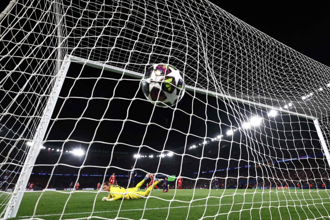 Partido de fútbol entre PSG y Bayern Munich con muchas jugadas de ataque