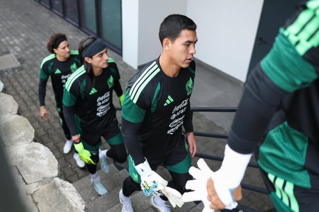 Óscar Gato García entrenando junto a Guillermo Ochoa en la Selección Mexicana