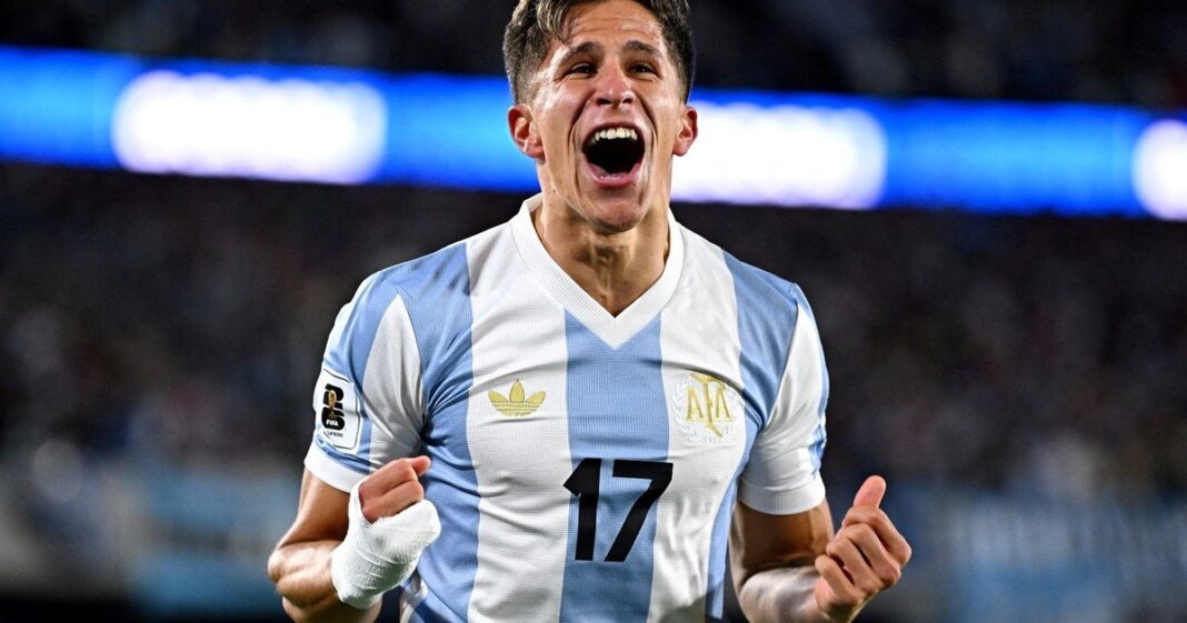 Giuliano Simeone sonriendo con la camiseta de la Selección Argentina
