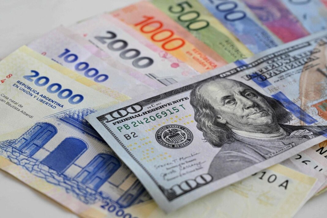 Gráfico de bonos argentinos y billetes de dólar y peso