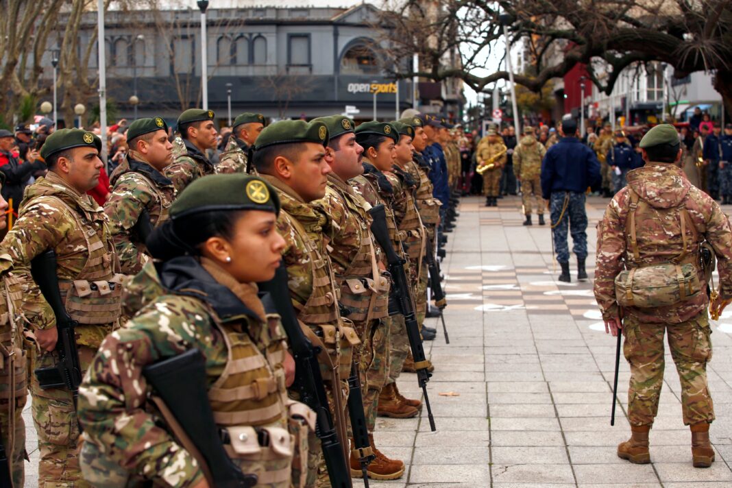 Soldados argentinos en formación con equipamiento militar moderno