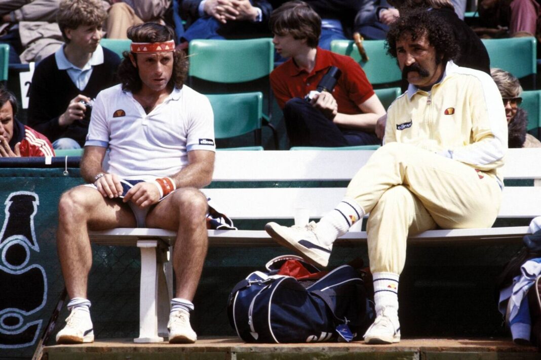 Guillermo Vilas en una cancha de tenis durante su carrera profesional
