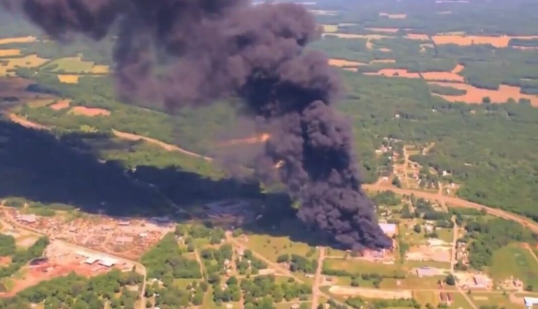 Densa columna de humo negro sale de una planta de reciclaje de plástico en llamas en Tennessee