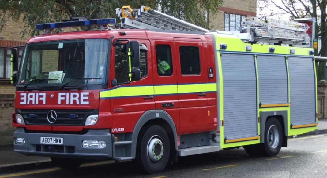 Autobomba de bomberos en la escena del incendio en Golders Green, Londres