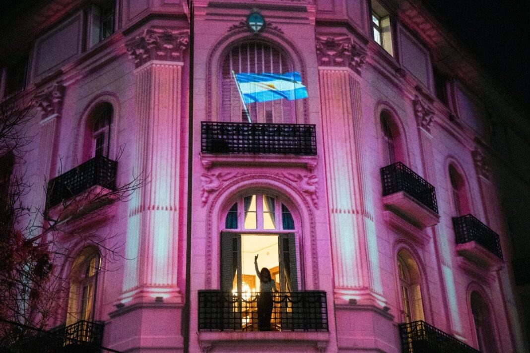 Proyección de la Casa Rosada sobre la fachada del edificio San José 1111 durante una movilización
