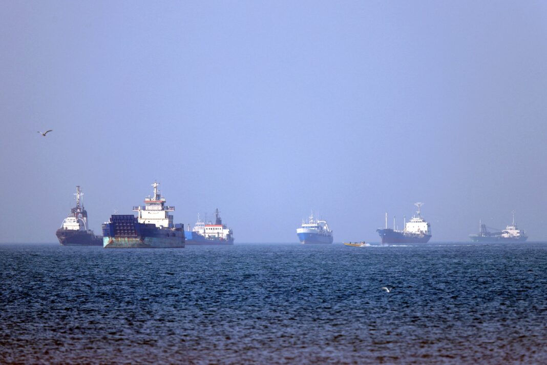 Buques militares en el estrecho de Ormuz