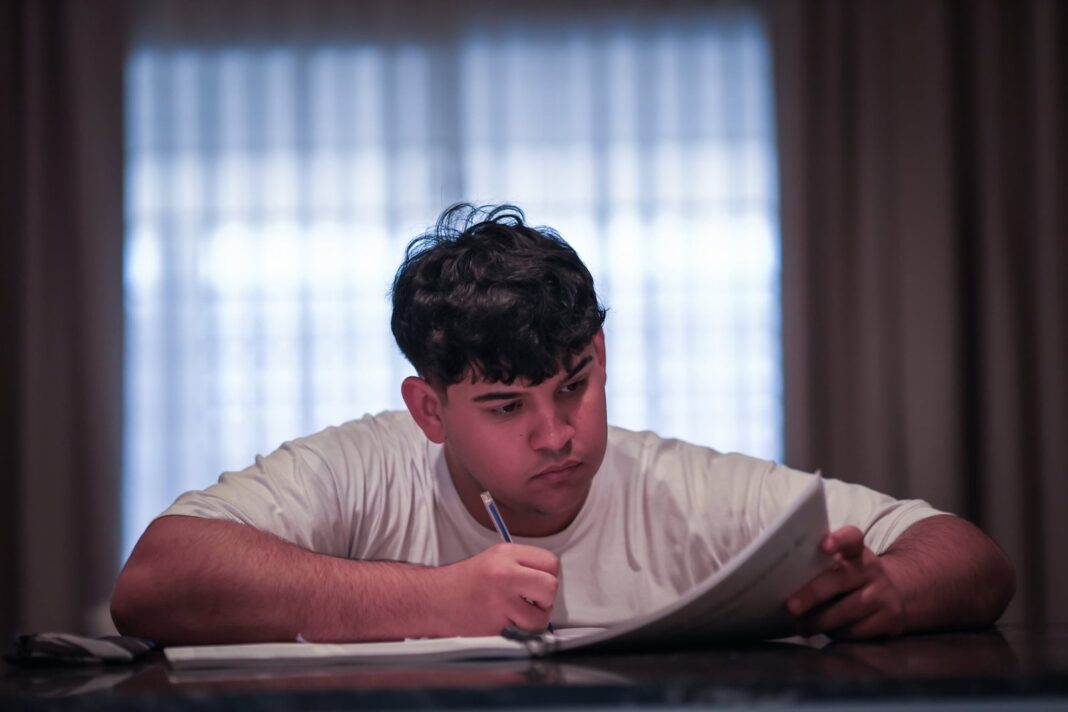 Joven adolescente hablando sobre obesidad y bullying