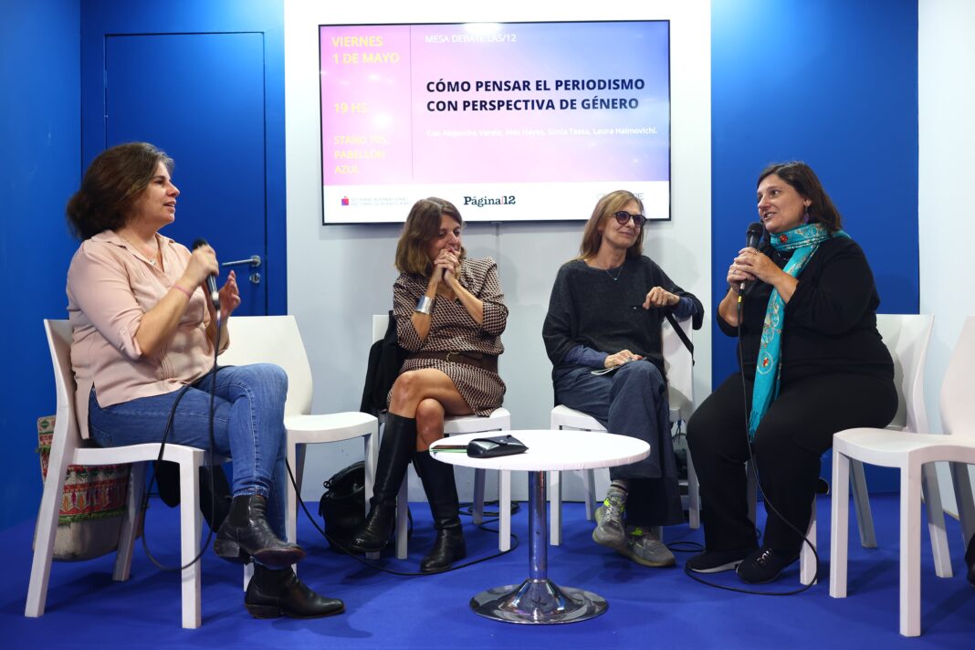Periodistas de Las12 durante el panel en la Feria del Libro