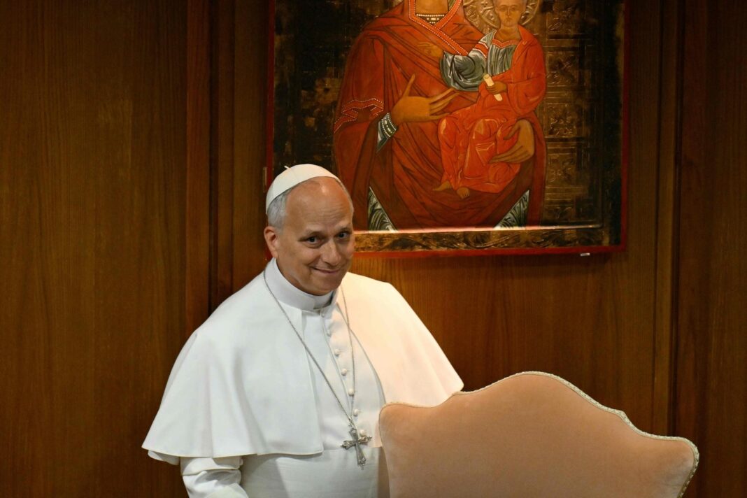 El papa León XIV durante la presentación de su primera encíclica en el Vaticano